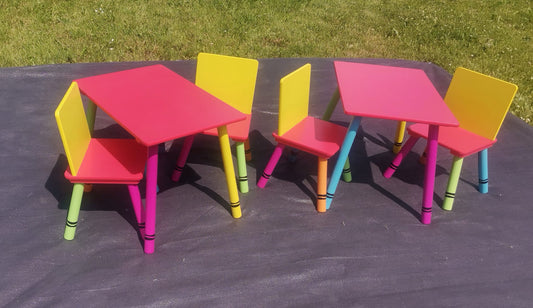 Kindertisch mit Stühlen / Tag