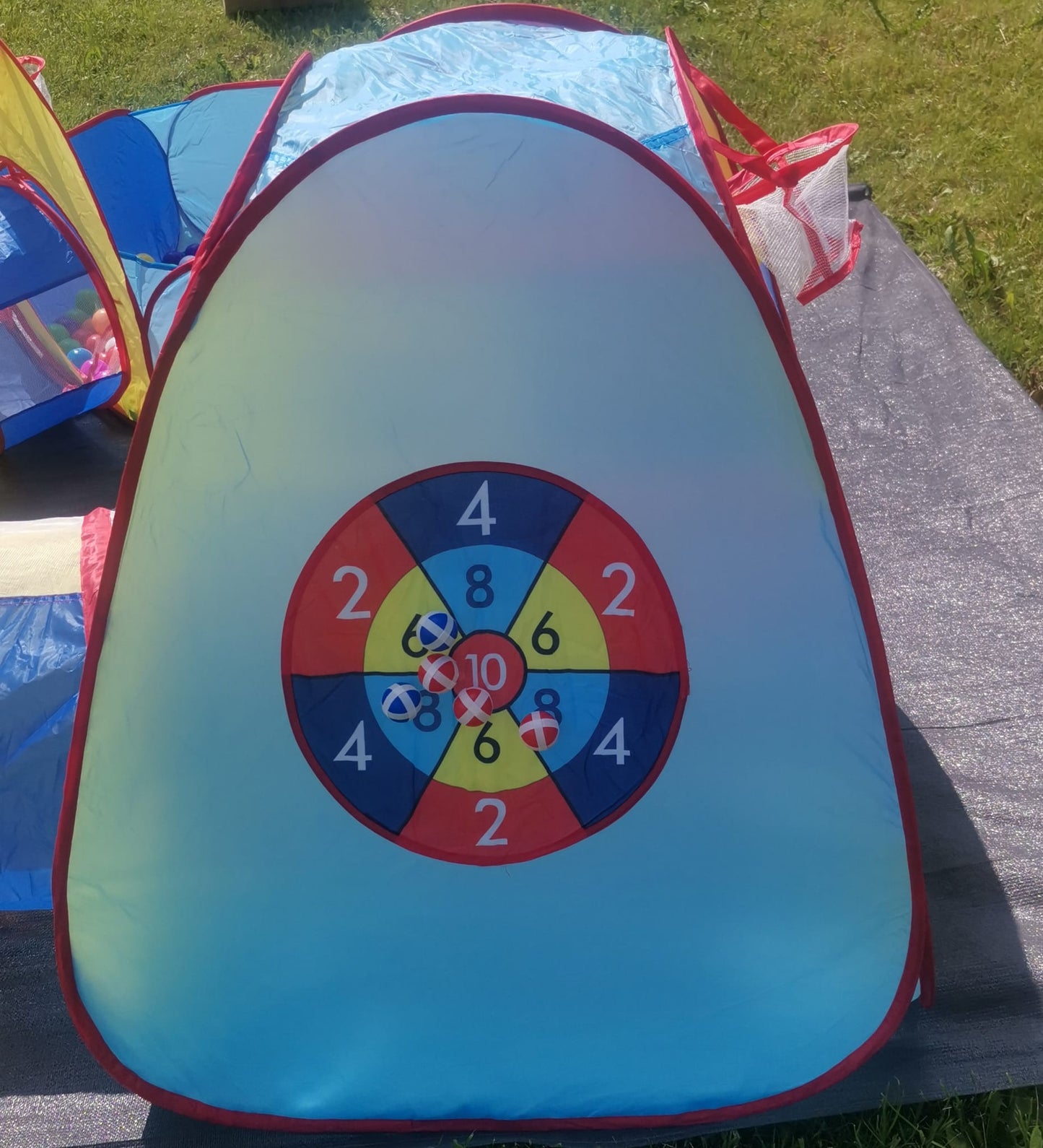 Spieltunnel mit Bällen / Tag