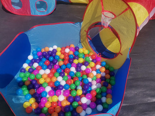Spieltunnel mit Bällen / Tag