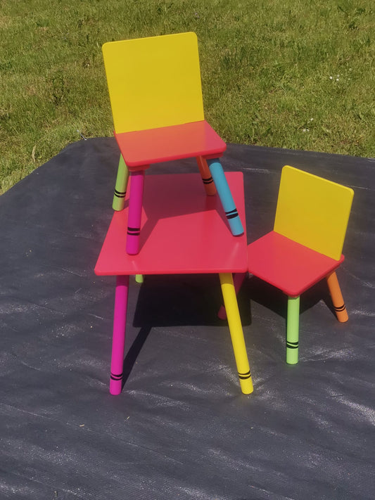 Kindertisch mit Stühlen / Tag