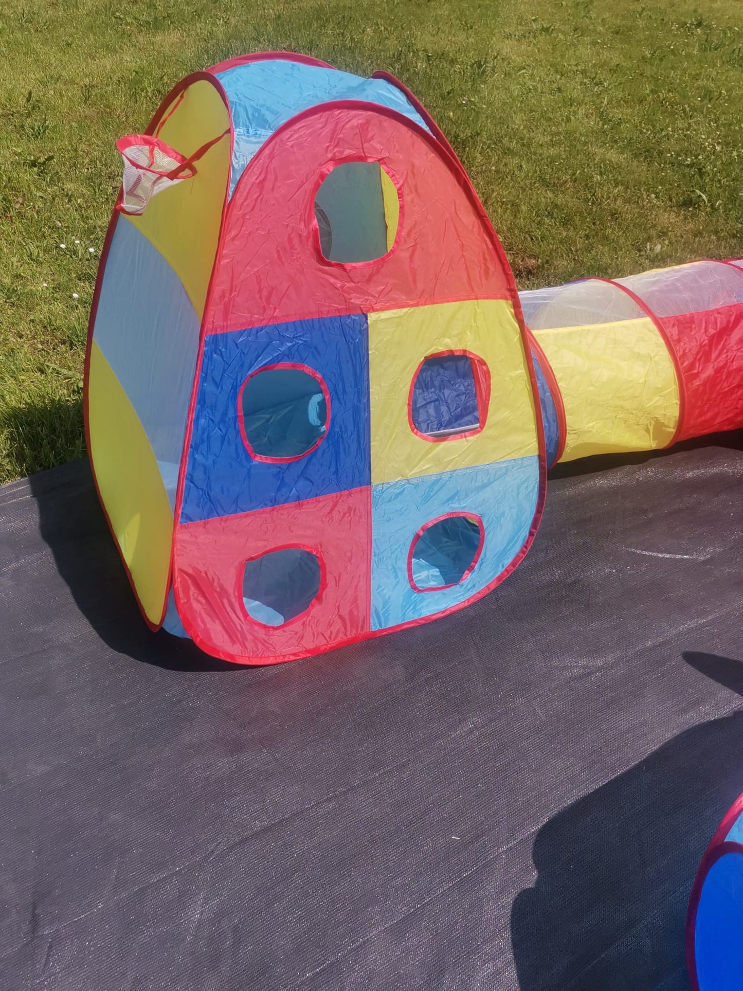 Spieltunnel mit Bällen / Tag