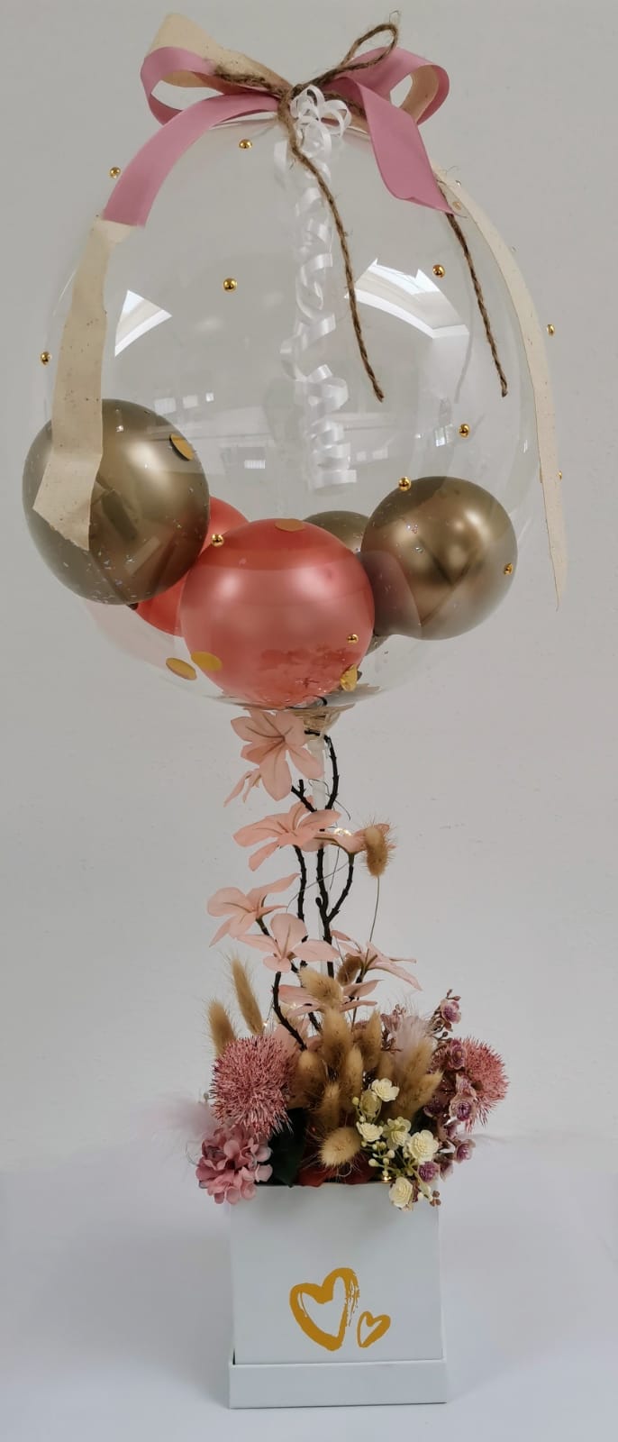 Geschenkballon mit Blumen